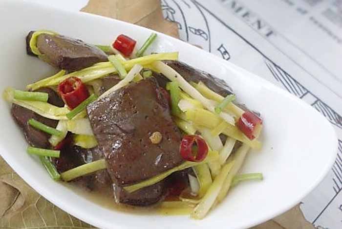 蒜黄炒血豆腐